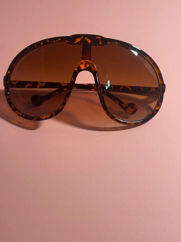 Oversized Frame One-Piece Sunglasses